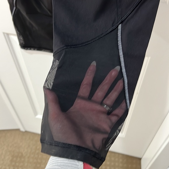 Lululemon capri pants with scalloped and mesh detail - Picture 3 of 4